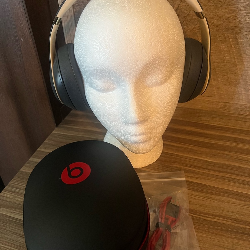 Beats Studio3 Shadow Gray Over-Ear Wireless Headphones with Case and Charger